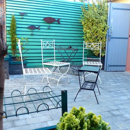 Дом отдыха House With Private Pool Санари-сюр-Мер